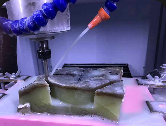 多功能玉石雕刻機操作不當(dāng)?shù)毒邥p壞臺面？